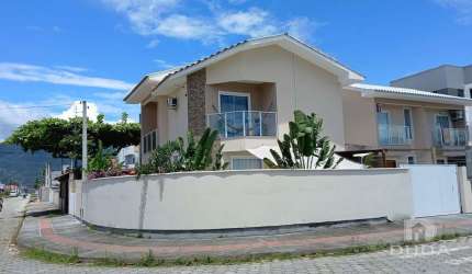 Charmoso Sobrado no loteamento Vila Nova Palhoça