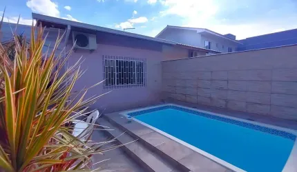 Casa 2 quartos com piscina na Barra do Aririú