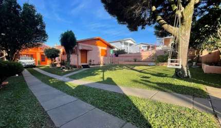 CASA COM 03 DORMITÓRIOS COM AMPLO  PÁTIO NO BAIRRO SANTA FÉ EM CAXIAS DO SUL