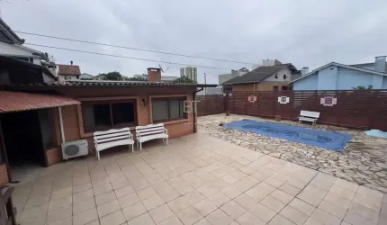 CASA COM PISCINA NO BAIRRO SANTA LÚCIA