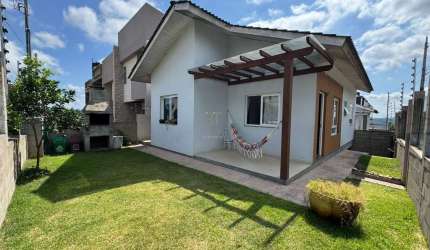 CASA COM PÁTIO E GARAGEM FECHADA NO BAIRRO N. Sra. DAS GRAÇAS