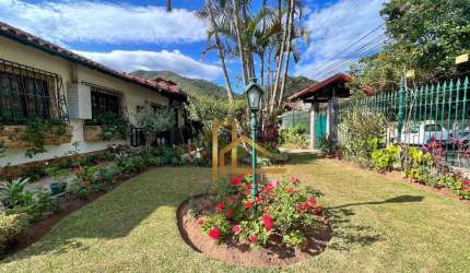 Casa fora de condomínio com 4 dormitórios (2 suítes) e lazer privativo - À 3 min. do centro de Teresópolis!