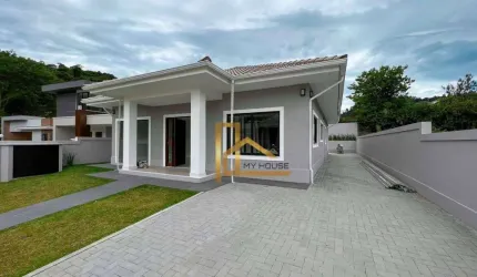 Casa nova e linear com 3 suítes em condomínio de Teresópolis