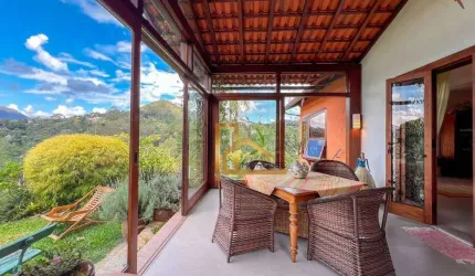 Casa com 4 quartos dentro de condomínio clube de Teresópolis˜