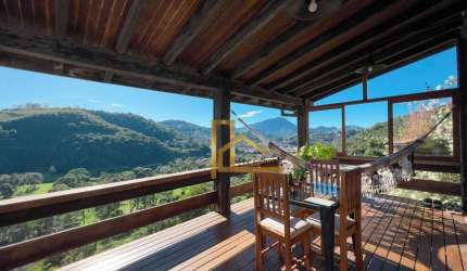 Casa ampla com 5 quartos sendo 2 suítes com Vista Perene para o Golfe em Teresópolis-RJ
