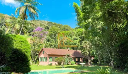 Casa linear com 6 quartos sendo 4 suítes e lazer privativo - Apenas 15 minutos do centro de Teresópolis!