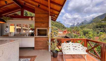Casa com 5 quartos, vista para as montanhas e lazer privativo dentro de condomínio no Comary