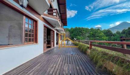Casa à venda em Teresópolis, com cara de sítio, mais de 3.000m² de terreno e 4 suítes