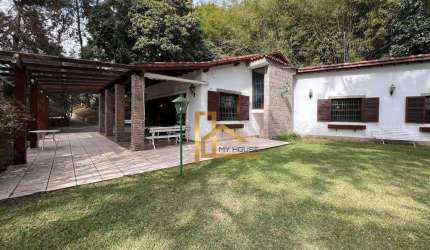 Seu refúgio no centro de Teresópolis, casa com terreno de 4.400m² e área de lazer privativa!