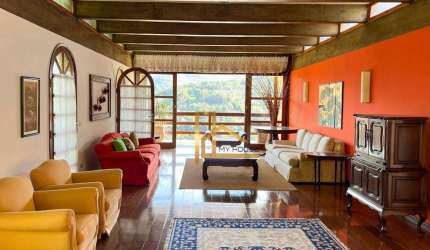 Casa com 4 suítes, vista livre para as montanhas e lazer completo - A 12 minutos do centro de Teresópolis