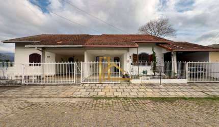 Casa com 3 quartos e lazer privativo perto do centro de Teresópolis