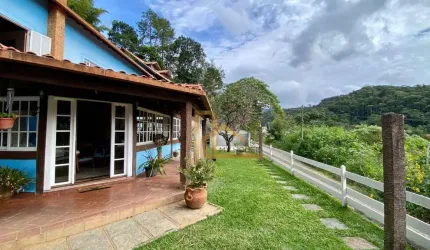 Casa com 5 dormitórios sendo 2 suítes à venda, 220 m² por R$ 990.000 - Golfe - Teresópolis/RJ