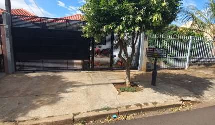 Residencia c 3 quartos/suíte  bairro Jardim América em Maringá.
