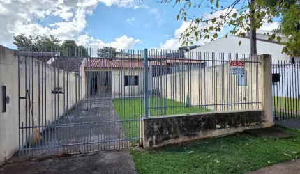 Casa com 03 quartos c terreno inteiro - Jardim São Jorge em Maringá.