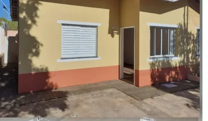 Alugo linda casa térrea  em condomínio com 2 dormitórios