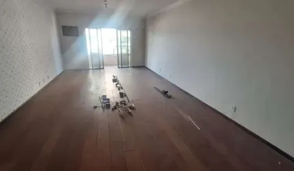 Mário Guimarães, 5 quartos com 2 suítes, 290m, 2 vagas. Centro de Nova Iguaçu.