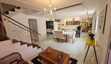 Casa Triplex a venda com 166m, 4 quartos com 2 vagas. Área gourmet e lazer.