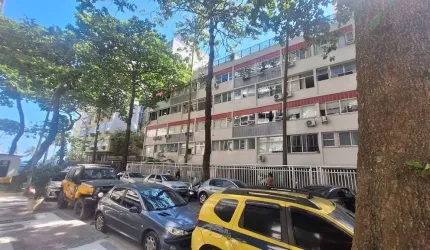 Triplex no Leblon, 2 quartos com varanda. vaga e portaria. 30 metros da praia