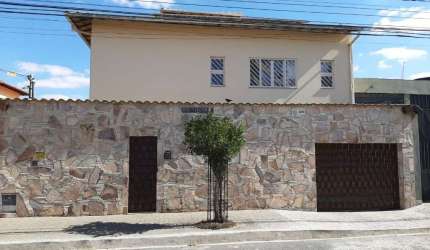 Casa para venda possui 437metros quadrados com 5 quartos no Bairro João Pinheiro - Belo Horizonte - MG