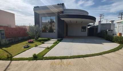 Casa Térrea com três suítes e piscina no Condominio Maria Dulce
