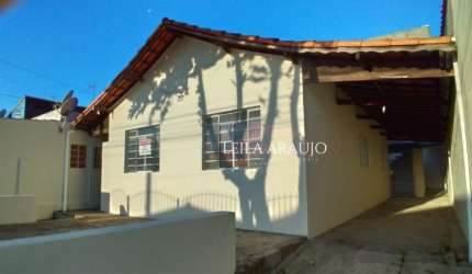 3 dormitórios , 1 cozinha ,1 sala , 1 WC , 2 vagas de garagem cobertas , área de serviço coberta . com uma Edícula com 1 sala , 1 cozinha , 1 quarto . Lavanderia Ótima localização
