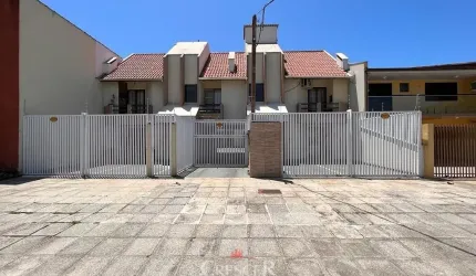 Apartamento com mezanino e 03 quartos em Caiobá!