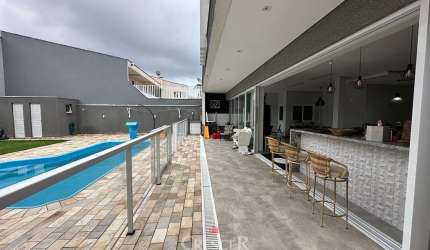 Amplo sobrado alto padrão com piscina e edícula!