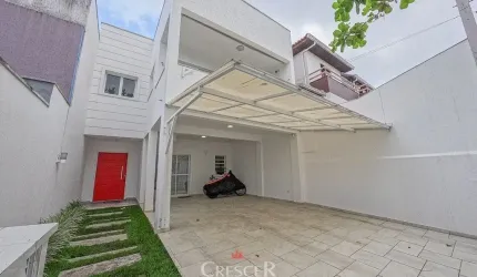 Amplo sobrado com piscina para venda em Caiobá!