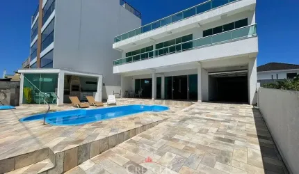 Residência tríplex de frente para o mar, localizado no Balneário Caravelas.