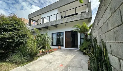 Amplo sobrado à venda na Prainha!