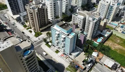Cobertura duplex com piscina e vista para o mar em Caiobá.