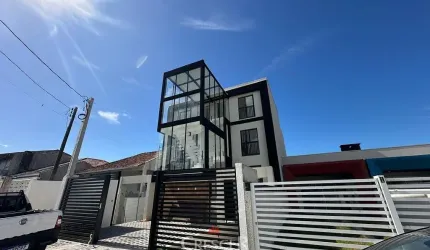 Apartamento reformado com 02 quartos, uma quadra do mar.