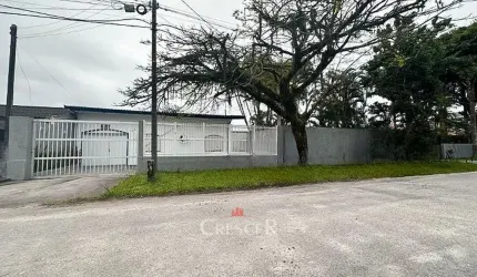 Casa com amplo terreno e 03 suítes em Matinhos