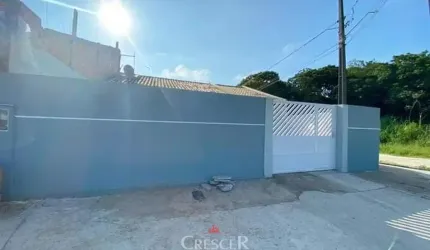 Casa com 3 dormitórios, á poucos metros do mar
