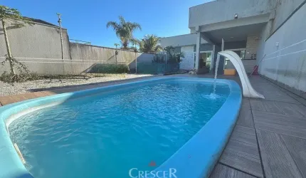 Casa com piscina a venda no Balneário Inajá