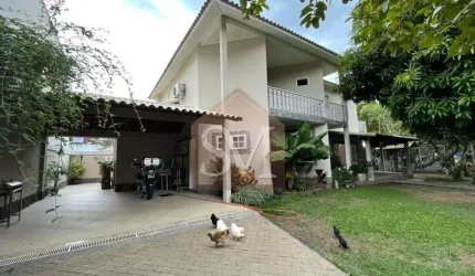 CASA DUPLEX DE LUXO COM 3 QUARTOS E 2 SUÍTES NO JACAREPAGUÁ, RIO DE JANEIRO - RJ: 5 BANHEIROS, 2 SALAS, 3 VAGAS DE GARAGEM E 438M²!