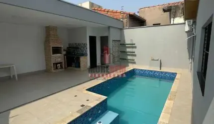 Casa térrea, com 3 dorms, sendo uma suíte. Acabamento diferenciado.