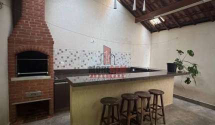 Casa 2 dorms, com garagem coberta e área gourmet. Ótima localização.
