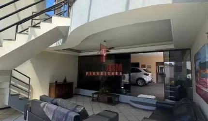 Sobrado à venda com 3 suítes, vista para Rua do Porto. Projeto de Paulo Bellato