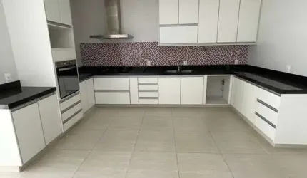 Casa térrea - 3 dorms, suite, espaço gourmet, repleta de armários.