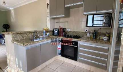 Casa espaçosa com amplo quintal em condomínio fechado