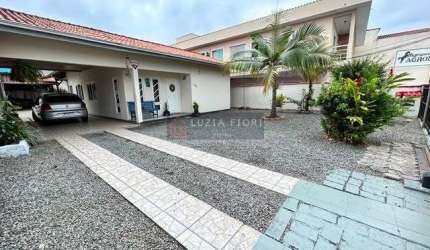 Casa Comercial e Residencial averbada,  a venda  no bairro Fátima - Joinville/SC,  no valor de R$510.000,00  Residência em alvenaria com 106 m² privat