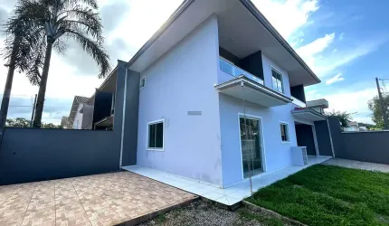 Sobrado geminado de esquina à venda no bairro Jardim Sofia - Loteamento Santos Dumont - Joinville/SC.  Sala de estar e jantar integradas; Cozinha inde