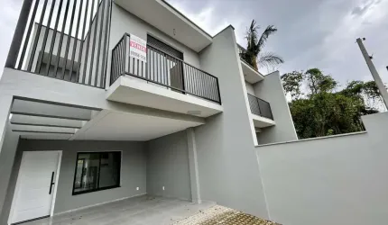 Sobrado geminado novo à venda no bairro Glória - Joinville-SC  Excelente sobrado com fino acabamento e em uma localização privilegiada, rua tranquila.