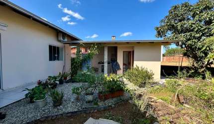 Casa plana residencial e comercial com 174m2 averbados - 600m2 de terreno,  à venda no bairro Glória - Joinville-SC  1 suíte + 2 dormitórios Sala de e