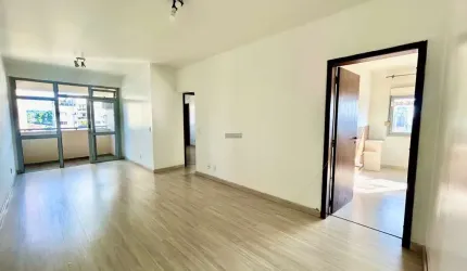 Apartamento à venda no Centro de Joinville-SC.  Amplo apartamento com 99m2  de área privativa; 3 dormitórios sendo  1 suíte;
