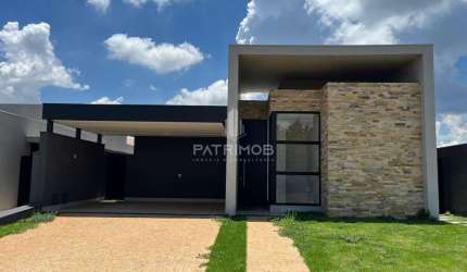 Casa Térrea 204,73m² com 3 suítes, escritório e piscina em Condomínio Alto do Castelo.