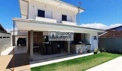 Casa alto padrão a venda com piscina e área gourmet com churrasqueira!
