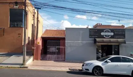 Excelente imóvel localizado no Jardim Planalto em Araucária; *Contendo uma casa de Alvenaria* - 3 amplos quartos; - Sala; - 2 cozinhas; - 2 banheiros; - Lavanderia; - Quintal; - Garagem coberta para 2