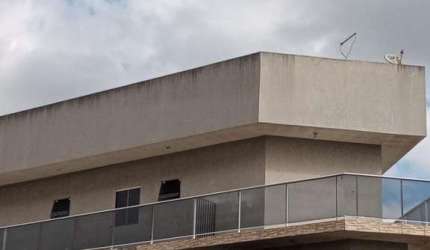 Studio/Kitinete espaçosa para locação com quarto, sala e cozinha conjugados, banheiro, área de serviço, varanda, garagem fechada! R$ 950,00